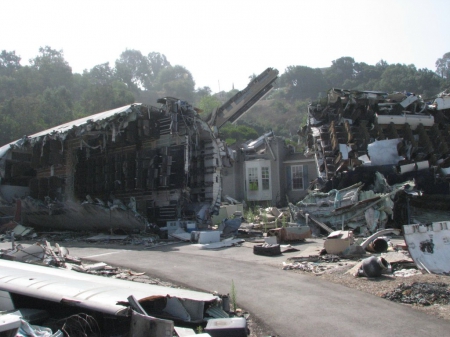 Реактивный самолет упал на жилой дом в Соединенных Штатах. Есть погибшие