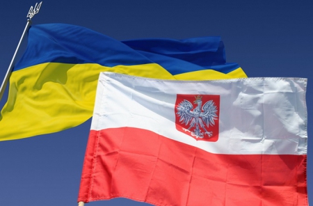 Украинцам снова помогают – выехал гуманитарный конвой из Польши