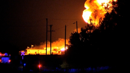 В Соединенных Штатах огонь охватил завод Chevron