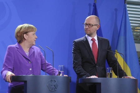 Меркель просят надавить на Яценюка для защиты мирного населения в зоне АТО 