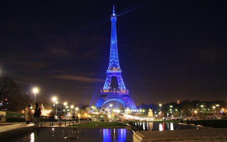 В Париже погасили огни на Эйфелевой башне в память о погибших