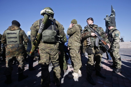 В Донецке созданы три раздаточных пункта, которые обеспечивают боевиков оружием