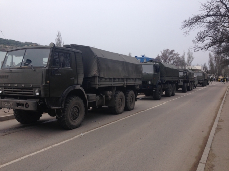 В Луганской области зафиксировано передвижение большой колонны военной техники, предположительно, из РФ    