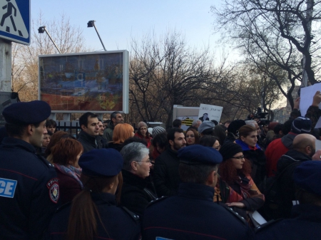 Армянские демонстранты перед посольством РФ пытались сжечь флаг России 