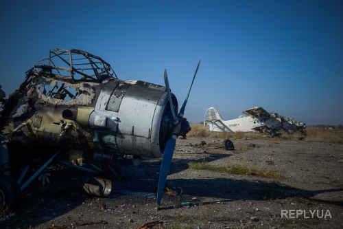 В Донецком аэропорту взорвана взлетная полоса  