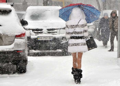 Киев завалило снегом. Мэрия организовала активное устранение заносов