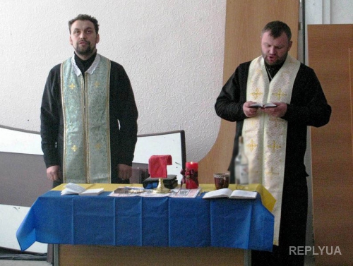 Священники приезжают к бойцам в АТО и поддерживают ВСУ