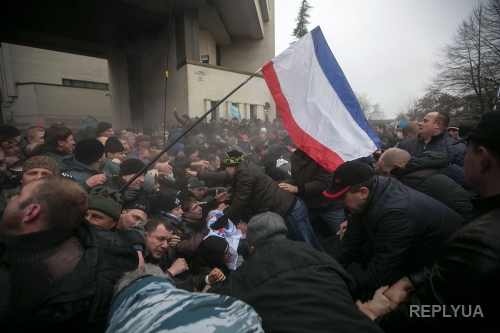 Крым: год в оккупации. Вынужденные переселенцы митингуют под посольством РФ