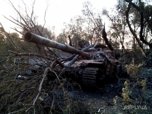 Боевики устанавливают артиллерию вдоль дороги между Луганском-Донецком