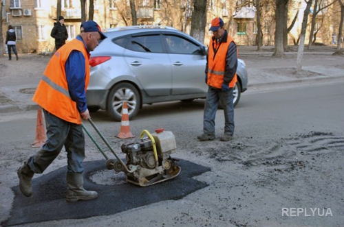 Яценюк распорядился ремонтировать дороги по всей Украине