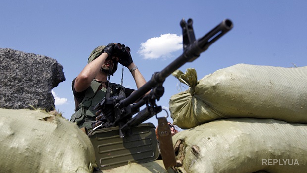 Возле Луганска группа боевиков изображает отвод вооружения