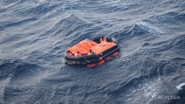 В Охотском море продолжилась спасательная операция: судьба тринадцати рыбаков пока неизвестна