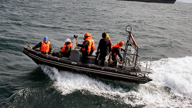 Спасенный экипаж траулера «Дальний Восток» плывет к сахалинскому порту