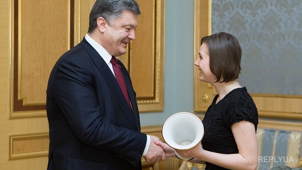 Президент вручил награду Марии Музычук. На встрече обсуждался предстоящий матч за отстаивание титула