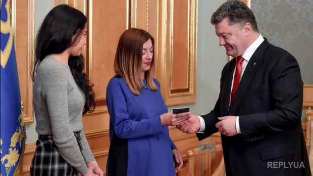 Российская журналистка получила украинский паспорт из рук Петра Порошенко