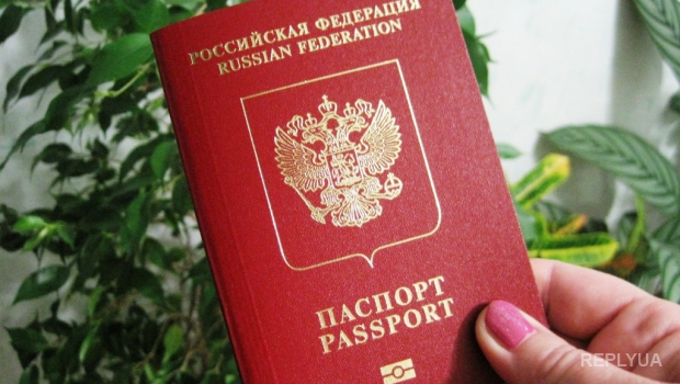 В России предлагают вручать гражданам по два загранпаспорта сразу