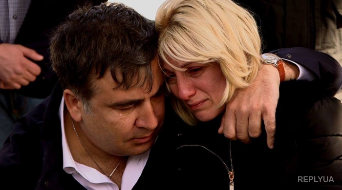 Саакашвили плакал на похоронах погибшего добровольца из Грузии