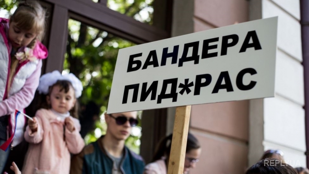 Крымчане отметили День Победы с российской символикой и оскорбительными плакатами