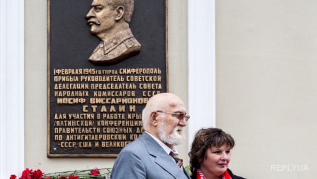 Мемориальную доску Сталину в Крыму обложили розами и колючей проволокой