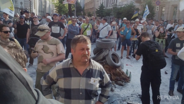 В столице беспорядки и поджоги: активисты попытались проникнуть в Верховную Раду