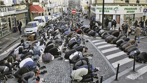 Мигранты разместились в центре Парижа, чтобы их не депортировали