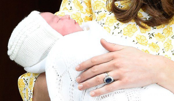 Королевская семья предоставила СМИ снимки маленькой принцессы
