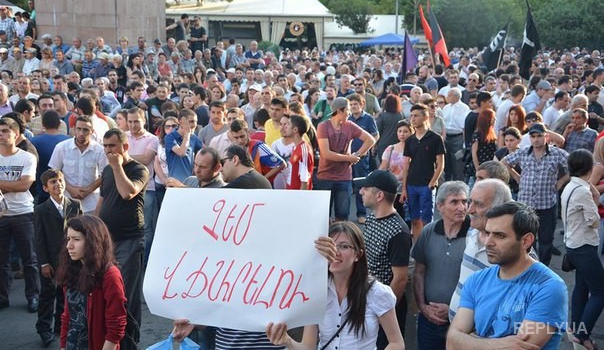 В Ереване тысячи демонстрантов требуют снизить тарифы – полиция готова применить силу