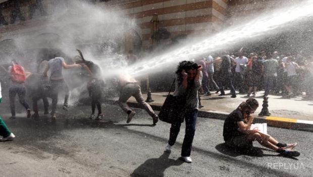 В Ереване демонстрантов разгоняли водометами