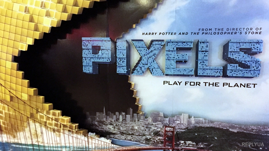 Пиксельные инопланетяне вторглись в кинотеатры, чтобы сожрать население Земли