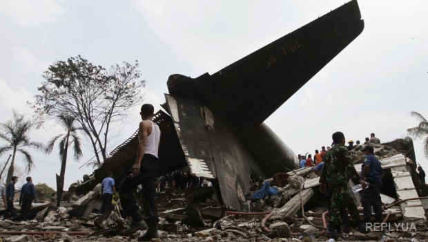 Число жертв индонезийской авиакатастрофы продолжает расти