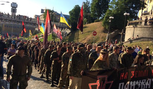 На Майдане представители «ПС» жгут покрышки и требуют войны