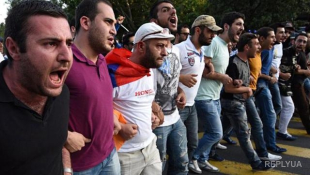Участник Тарифного майдана в знак протеста зашил себе рот