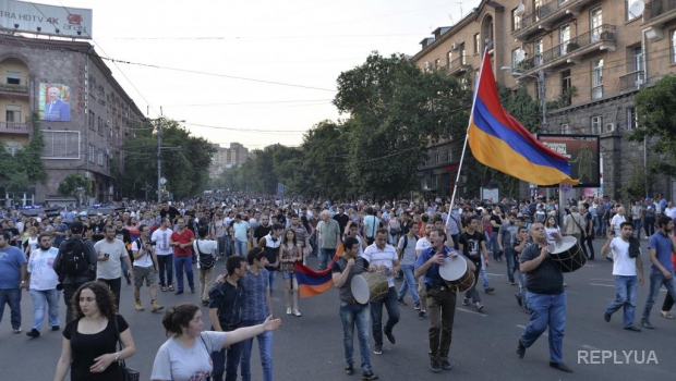 В Армении акция протеста переместилась на другое место