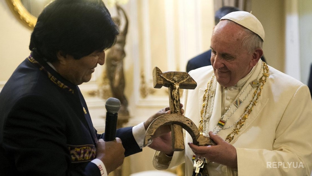В соцсетях католики всего мира возмущаются подарком президента Боливии Папе Римскому