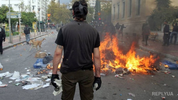 В Афинах дерутся митингующие и полицейские – в ход идет зажигательная смесь и слезоточивый газ
