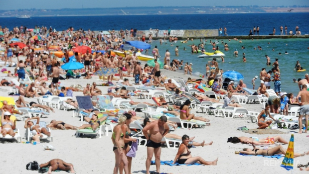 Саакашвили сносит заборы на частных пляжах Одессы