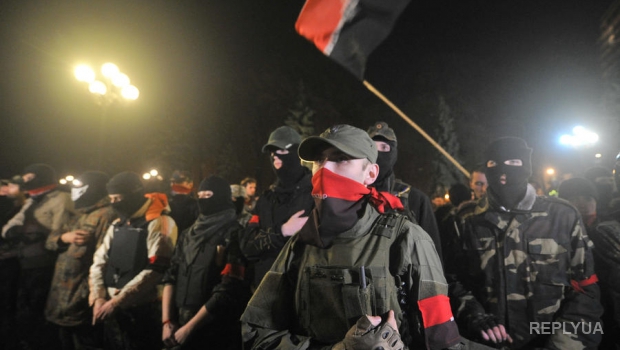 На Майдан продолжают подходить активисты «Правого сектора»
