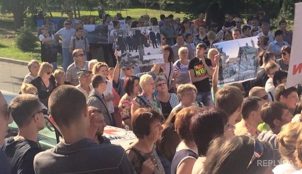В Донецке митингующие с плакатами «Хватит молчать!» окружили гостиницу ОБСЕ 