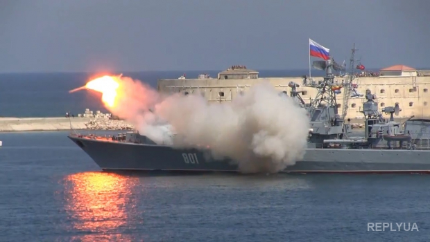 В Севастополе на Дне ВМФ РФ ракета при запуске развалилась на части
