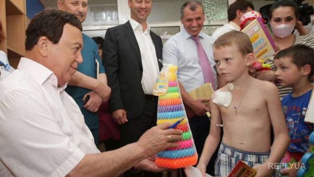 Кобзон оконфузился в Крыму, вручая ребенку дурацкий подарок