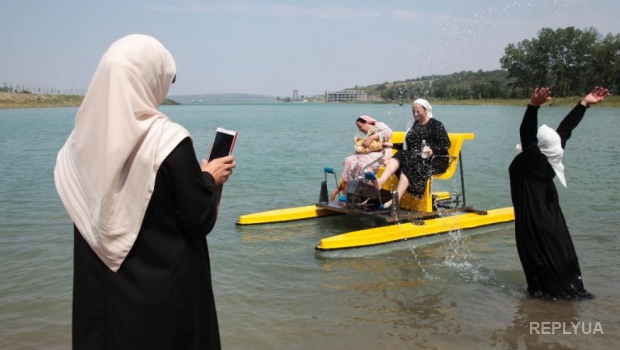 Кадыров отправил женщин отдыхать за трехметровым забором