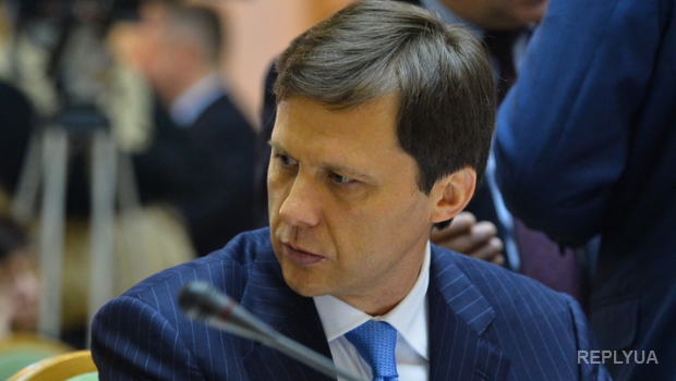 Скандальный экс-министр грозит судом Яценюку  