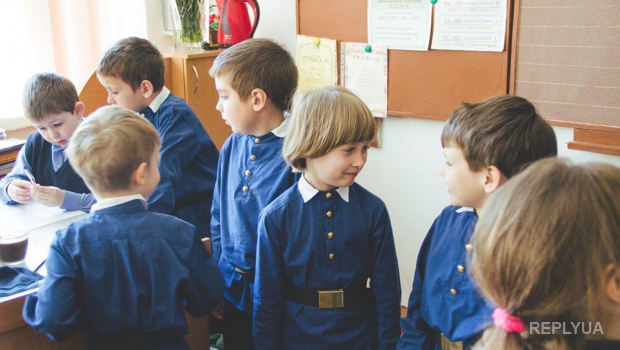 В Севастополе школьников одевают в царскую форму