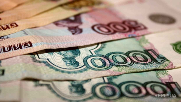 Рубль падает вслед за нефтяными фьючерсами