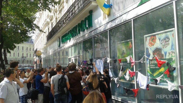 Во Львове требуют закрыть три отделения российских банков