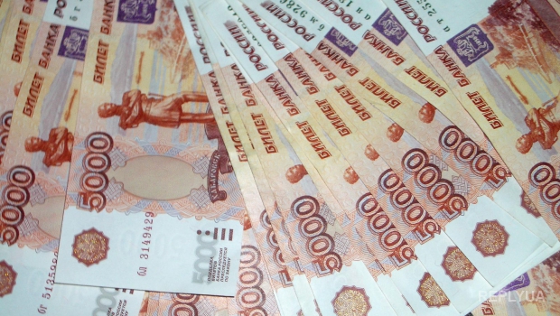 В России начали активно избавляться от рублей