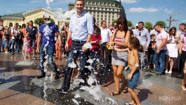 Кличко провел выходные, плескаясь в городских фонтанах
