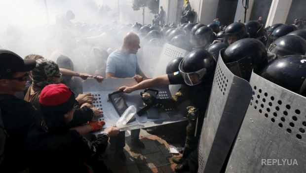 Политолог: Протесты под ВР не связаны с децентрализацией – от Президента добивались выгоды для себя