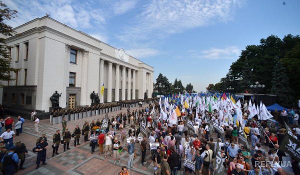 Политолог: Митингующих развели, а закон по Донбассу был принят еще в прошлом году