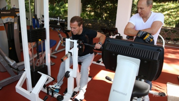 Пионтковский объяснил, зачем Путин в спортзале фотографировался с Медведевым